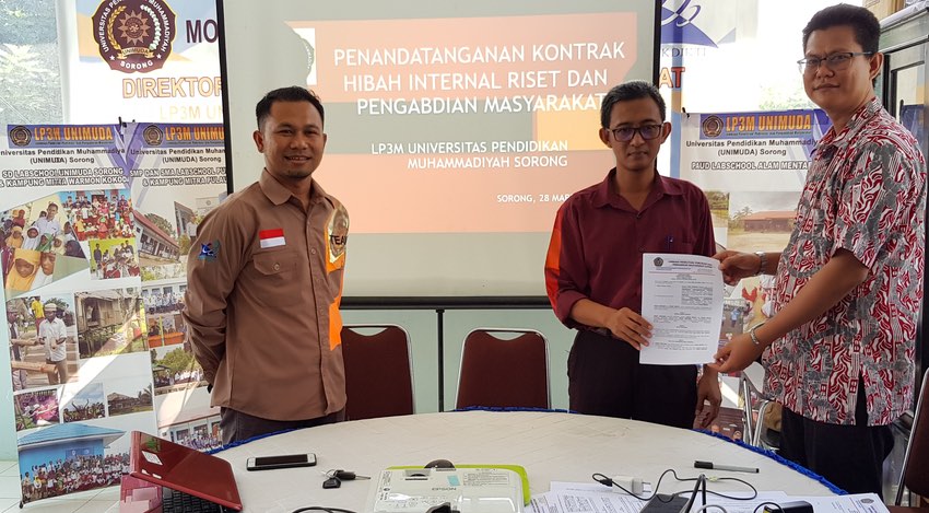 Hari ini Kepala LP3M UNIMUDA Sorong Resmi serahkan Dana Hibah Penelitian Internal