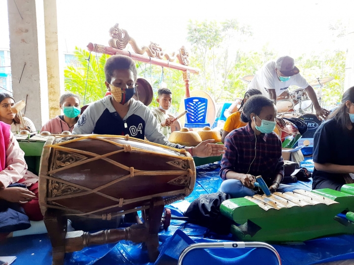 Gamelan UNIMUDA Sorong Tampil Memukau saat Wisuda