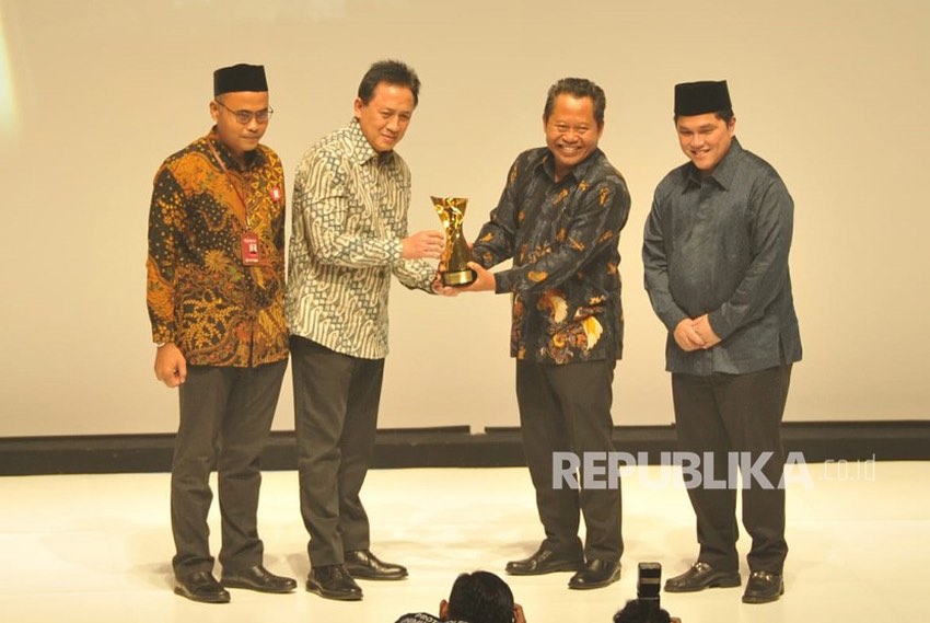 Rektor UNIMUDA Sorong Dinobatkan sebagai Tokoh Perubahan Republika 2018 